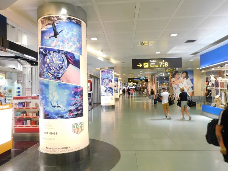 Columnas del aeropuerto de Ibiza rotuladas con un anuncio de relojes de la marca Tag Heuer.