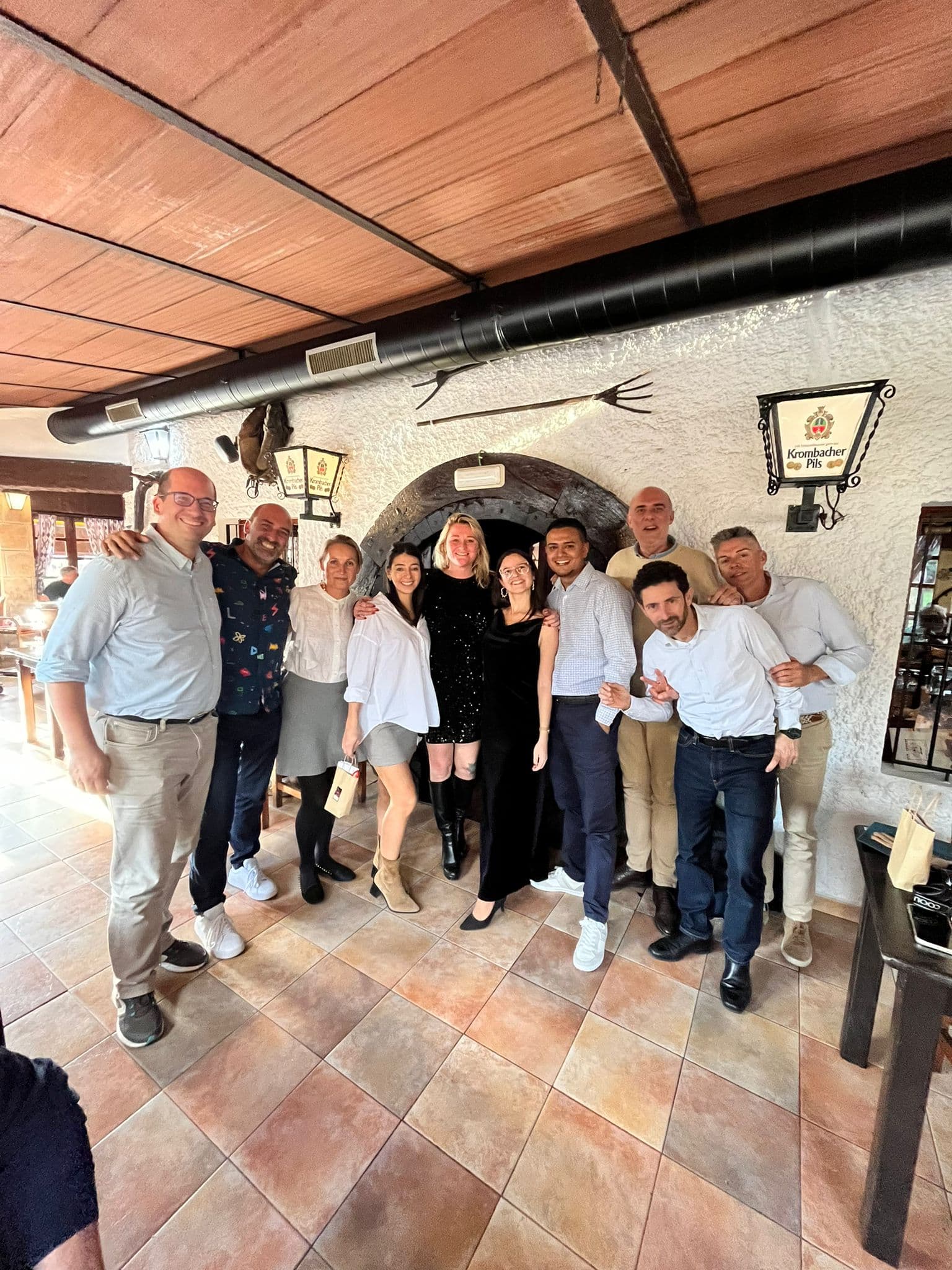 Foto de grupo de la comida de empresa de 2025